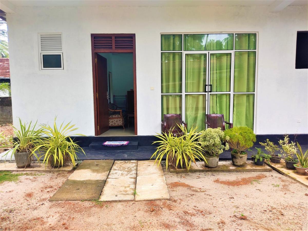 Sandy Palms Guesthouse ヒッカドゥワ エクステリア 写真