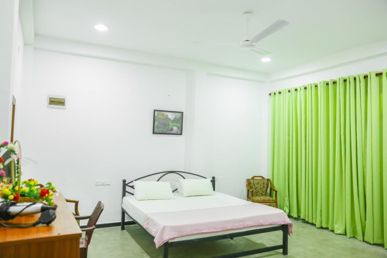 Sandy Palms Guesthouse ヒッカドゥワ エクステリア 写真