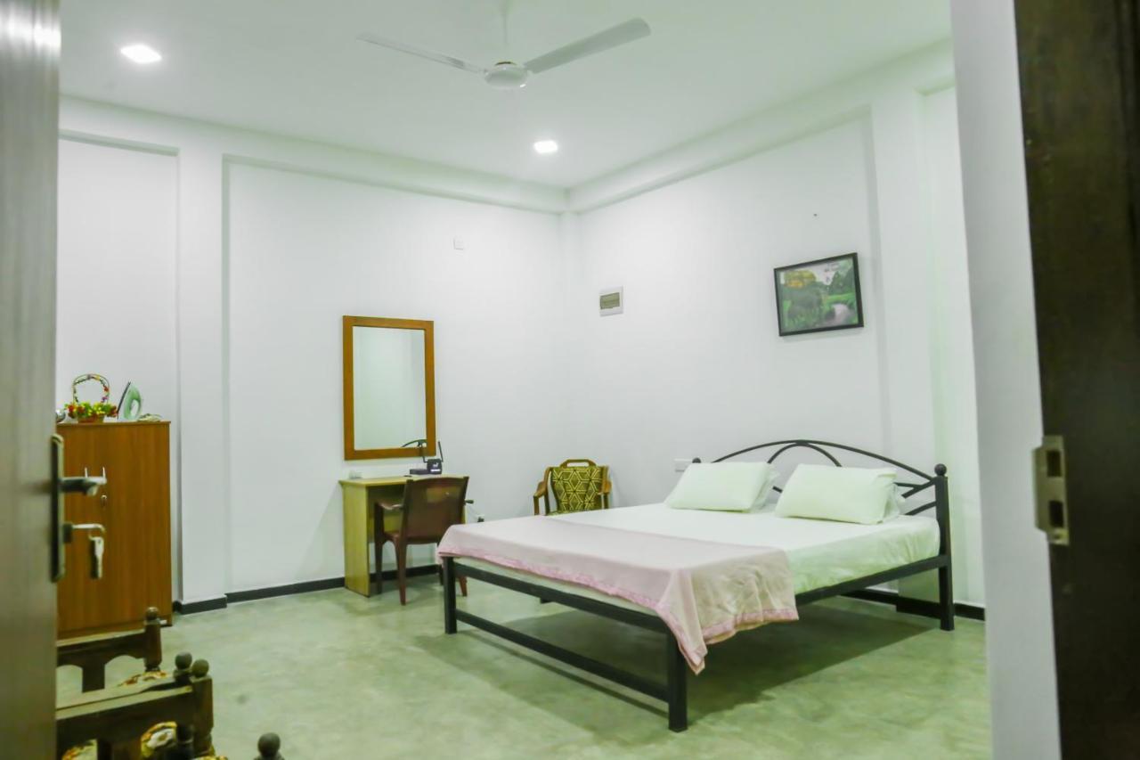 Sandy Palms Guesthouse ヒッカドゥワ エクステリア 写真