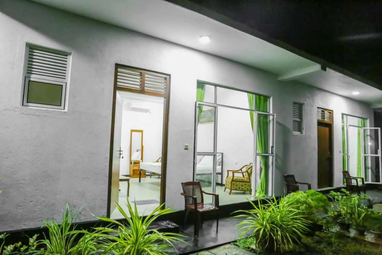 Sandy Palms Guesthouse ヒッカドゥワ エクステリア 写真
